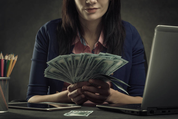 Pieniądze w rękach kobiety z bliska. Koncepcja przedsiębiorstwa - Zdjęcie, obraz