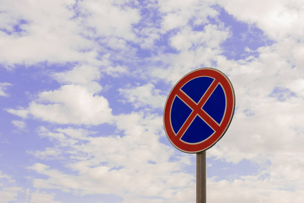 Segnali stradali contro il cielo blu, morbide nuvole. Segni Stop è vietato. Evacuazione dell'auto. Nuovo cartello stradale trasversale su sfondo cielo blu. Concetto di sicurezza stradale, incidente stradale
 - Foto, immagini