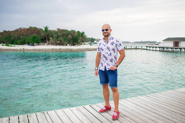 Sporty handsome man on the Maldives resort - Foto, imagen