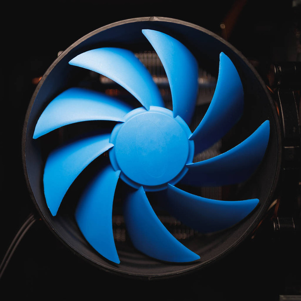 refrigerador azul de la CPU dentro de la caja del PC
 - Foto, imagen
