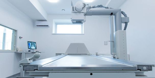 Röntgenraum mit neuem Gerät und Schnappschuss der Brust - Foto, Bild