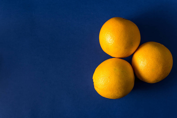 verre de jus frais et orange sur un fond bleu classique tendance avec des pailles rayées
 - Photo, image