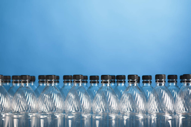 üres műanyag palackok kék háttérrel - Fotó, kép