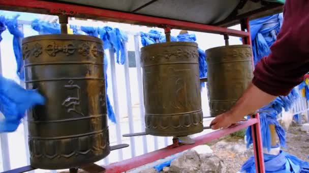 Wiersz buddyjskich bębnów modlitewnych i niebieskich wstążek w zachodniej Mongolii - Materiał filmowy, wideo
