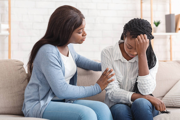 Jeune femme noire soutenant son ami déprimé à la maison
 - Photo, image