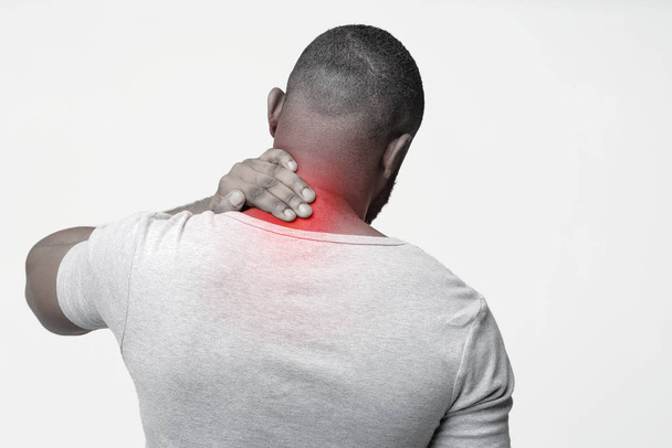 negro chico teniendo dolor en su cuello
 - Foto, imagen