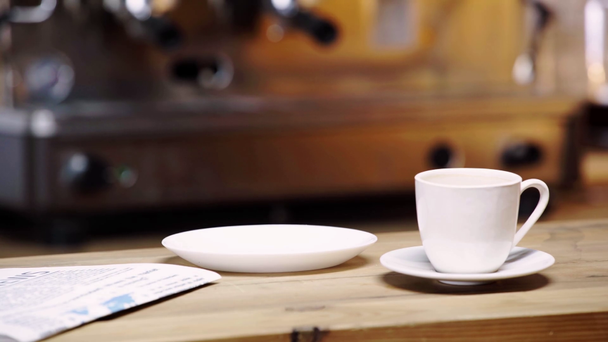 levágott kilátás ember figyelembe croissant kávézóban  - Felvétel, videó