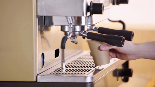 przycięty widok barista przygotowanie kawy  - Materiał filmowy, wideo