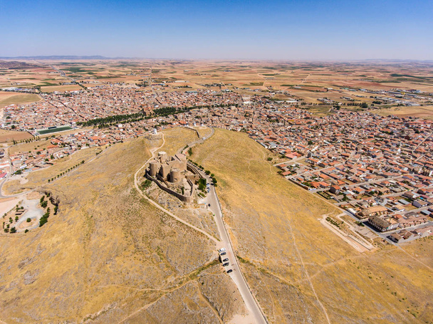 Вид с воздуха на мельницы Дон Кихота. Molino Rucio Consuegra в центре Испании
 - Фото, изображение