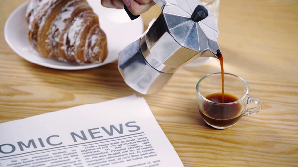 przycięty widok człowieka wylewanie kawy z garnka moka - Materiał filmowy, wideo