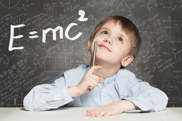 Student kleiner Junge und naturwissenschaftlicher Hintergrund. Kind denkt nach  - Foto, Bild