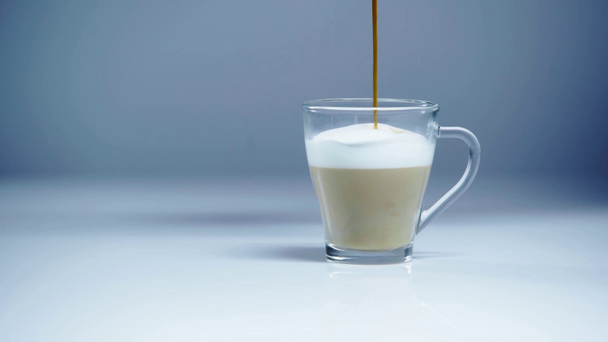 kávé öntés tejbe fehér és szürke  - Felvétel, videó
