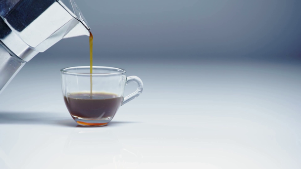 espresso ρίχνει από την κατσαρόλα moka στο κύπελλο σε λευκό και γκρι  - Πλάνα, βίντεο