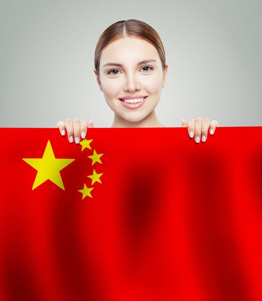 Happy woman with People 's Republic of China zászló háttér - Fotó, kép