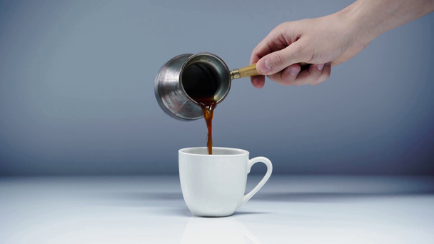 levágott kilátás az ember öntés kávét csészébe fehér és szürke  - Felvétel, videó