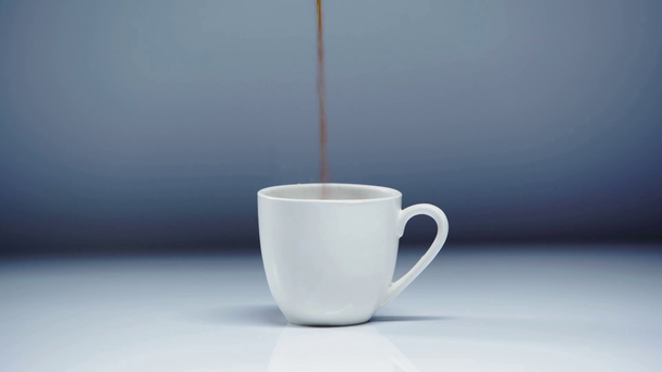 espresso caliente vertiendo en la taza en blanco y gris
 - Imágenes, Vídeo