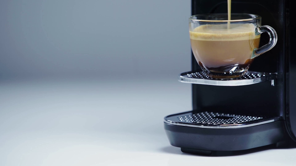 ekspres do kawy nalewanie kawy w filiżance na biało-szary - Materiał filmowy, wideo