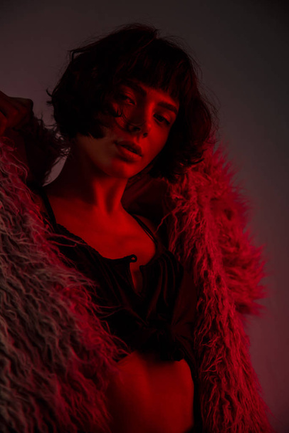 若いファッション女の子赤ライトファーコート - 写真・画像
