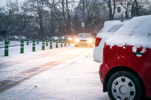 Prag şehir caddesi karların altında. Kar fırtınası yolunda giden arabalar. Şehirdeki kar felaketi. Kar arabaları kapladı. Kış - Fotoğraf, Görsel