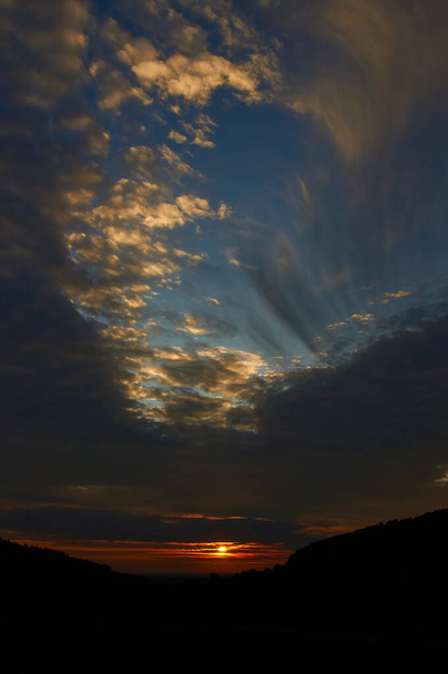 zonsondergang hemel met punch gat wolken - Foto, afbeelding