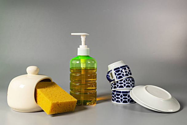 Schwamm, Waschmittel, Tassen und Geschirr zum Waschen - Foto, Bild