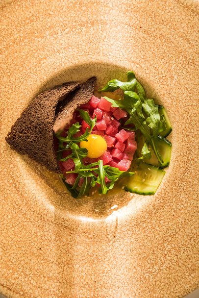 Delicious tartare of tuna and mango with a micro green salad - Foto, imagen