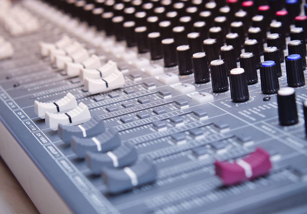 Sound Equalizer mischen. Professionelle Studioausrüstung für die Tonmischung. Musik-Studio-Image. Nahaufnahme und selektiver Fokus. - Foto, Bild