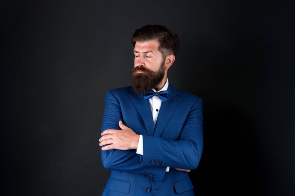 Well groomed man beard in suit. Male fashion and aesthetic. Classic style aesthetic. Businessman formal outfit. Masculine aesthetic. Barber hairdresser. Make male grooming simpler and more enjoyable - Foto, afbeelding