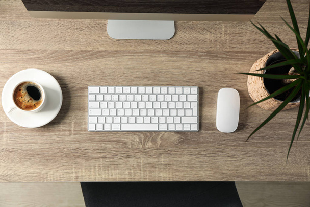 Miejsce pracy z komputerem, filiżanką kawy i roślin na drewnianym stole - Zdjęcie, obraz