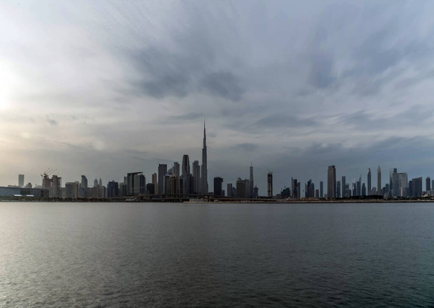 Vista frente al mar de Burj Khalifa bajo el cielo nublado, World Tallest Tower. Vista desde Sheikh Zayed Road, rascacielos residenciales y de negocios en el centro de Dubái, Emiratos Árabes Unidos
 - Foto, imagen