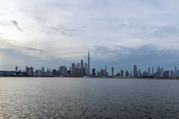 Попередня частина Бурдж Халіфа під Cloudy Sky, Найвища вежа світу. Вид з Шейх Заєд Роуд, резиденція і бізнес хмарочоси в центрі міста, Дубай, Уе - Фото, зображення