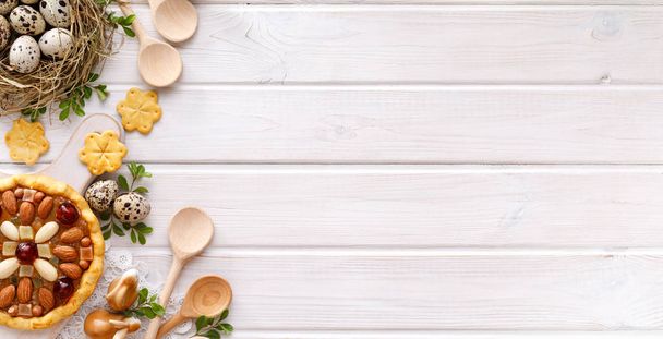 Sfondo pasquale con pasticceria mazurek e uova di quaglia su sfondo rustico in legno bianco, vista dall'alto, copiare lo spazio. Pasqua tradizionale
  - Foto, immagini