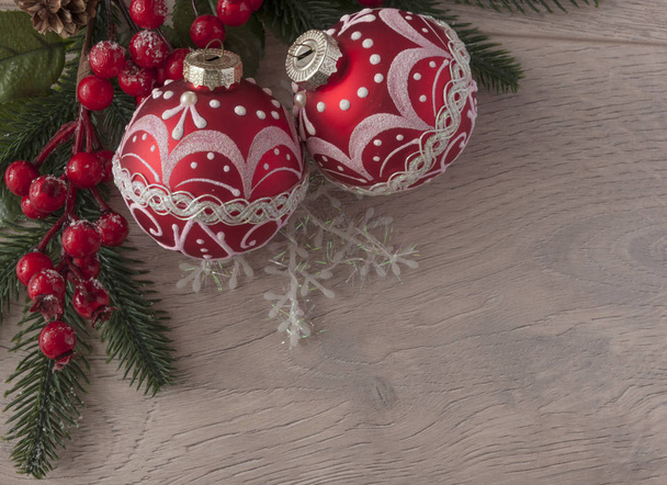 Fondo de Navidad con ramas de abeto, bayas rojas, conos y pelota
 - Foto, imagen