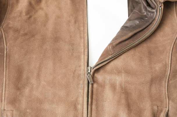 Una chaqueta de cuero marrón con cremallera abierta
 - Foto, imagen