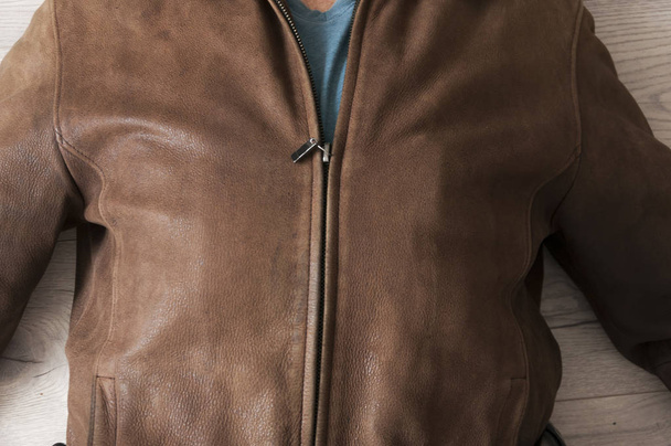 Широкий відкритий коричневий шкіряний піджак
 - Фото, зображення