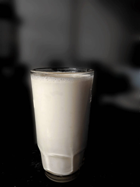 velmi zdravé plné bílkovinného kravského mléka  - Fotografie, Obrázek