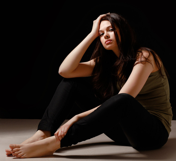 depresji kobieta siedzi na podłodze - Zdjęcie, obraz