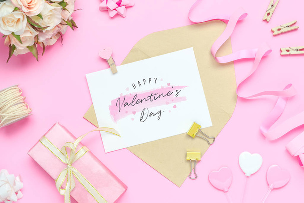 Cartão postal Mockup e envoltório em fundo rosa com valente feliz
 - Foto, Imagem