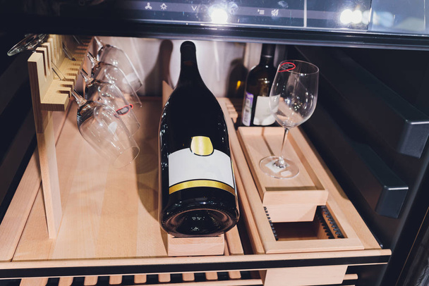 Skladování lahví vína v lednici. Alkoholická karta v restauraci. Chlazení a konzervování vína. - Fotografie, Obrázek