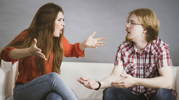 Uomo e donna che litigano
 - Foto, immagini