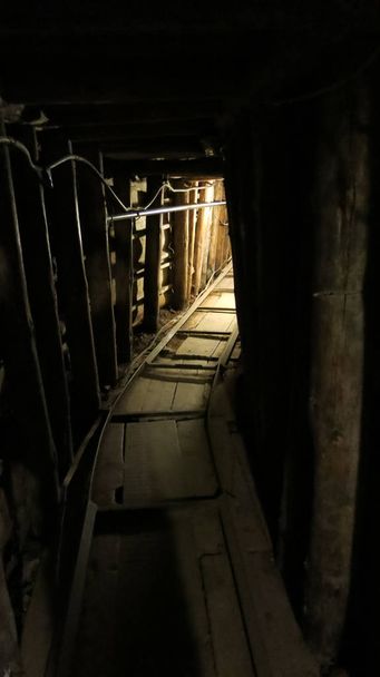 サラエボの包囲の間に構築されたサラエボのトンネル内 - 写真・画像