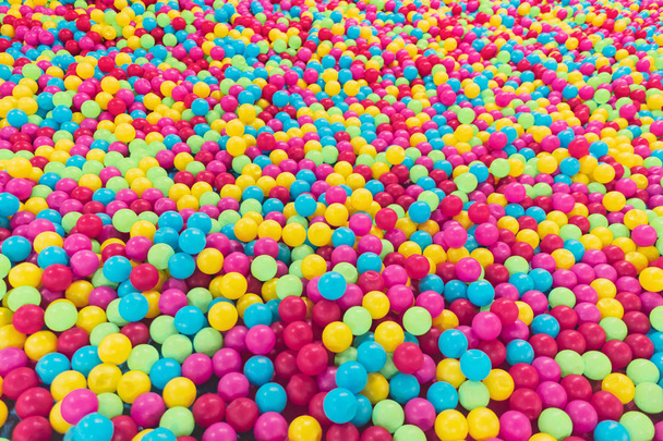 texture sulla carta da parati un sacco di palline colorate in un mucchio, una piscina per bambini per i giochi in età prescolare, colori vivaci, forma sferica, causare gioia emozione, sfondo, materiale plastico
. - Foto, immagini