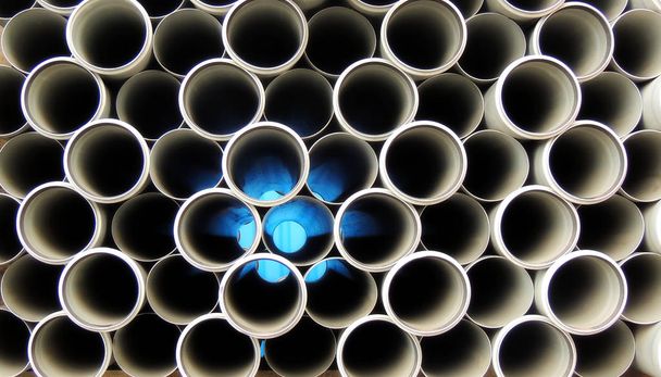 Tubos de água de PVC cinza empilhados detalhados
  - Foto, Imagem