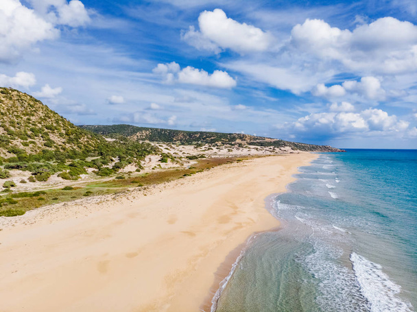 Veduta aerea di Golden Beach la migliore spiaggia di Cipro, penisola di Karpas, Cipro del Nord. Concetto e idea di viaggio. Bella spiaggia tropicale. Sabbie dorate. Cipro del Nord, Golden Beach
. - Foto, immagini
