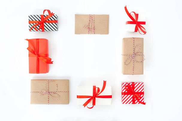 Рождественская композиция Подарки с красными украшениями на белом фоне
. - Фото, изображение