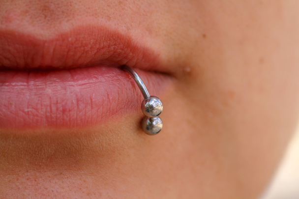 Detailní záběr na rty a piercing - Fotografie, Obrázek