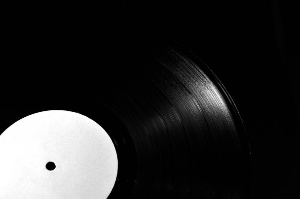 Detail der Vinyl-Scheibe 78 rpm auf dunklem Hintergrund - Foto, Bild