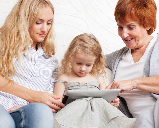 Family wiht tablet computer at sofa - Valokuva, kuva