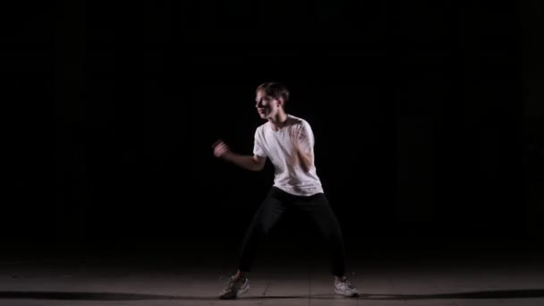 bell'uomo che balla break dance, hip hop, street dancing in studio, isolato
 - Filmati, video