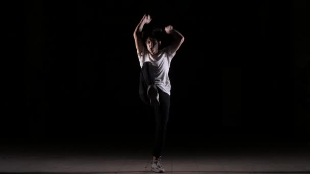 mladý tanečník tanec break dance, hip hop, street dance ve studiu na černém pozadí, izolovaný - Záběry, video